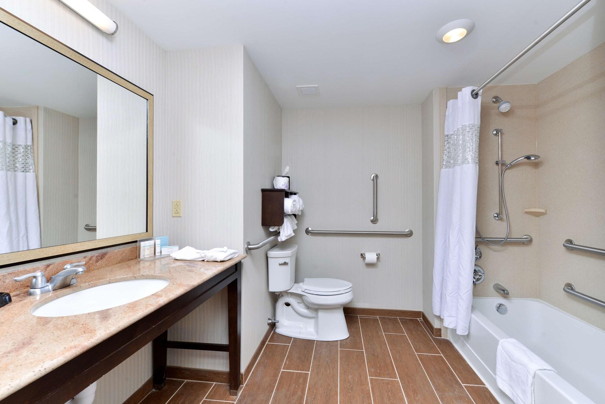 Hampton & California University-pittsburgh Hotel